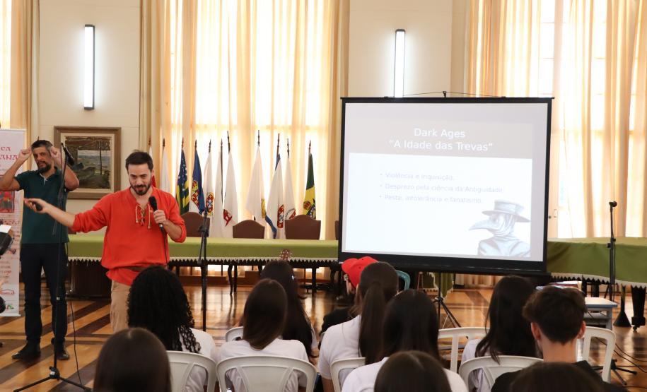 Músicos executam canções da Idade Média