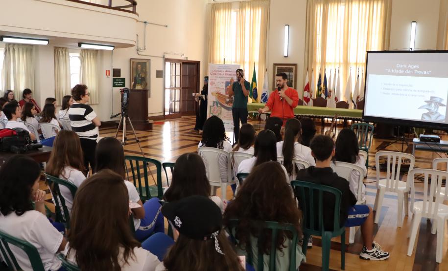 Músicos executam canções da Idade Média