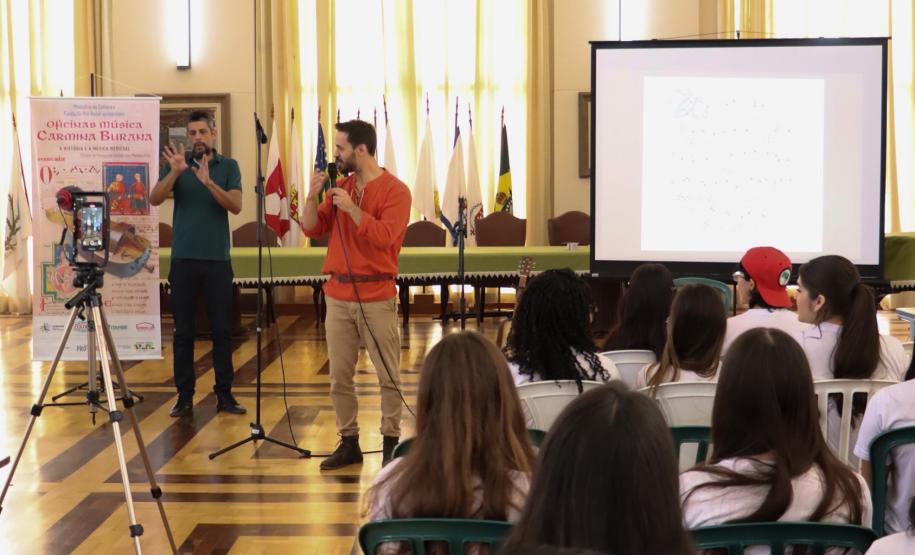 Músicos executam canções da Idade Média