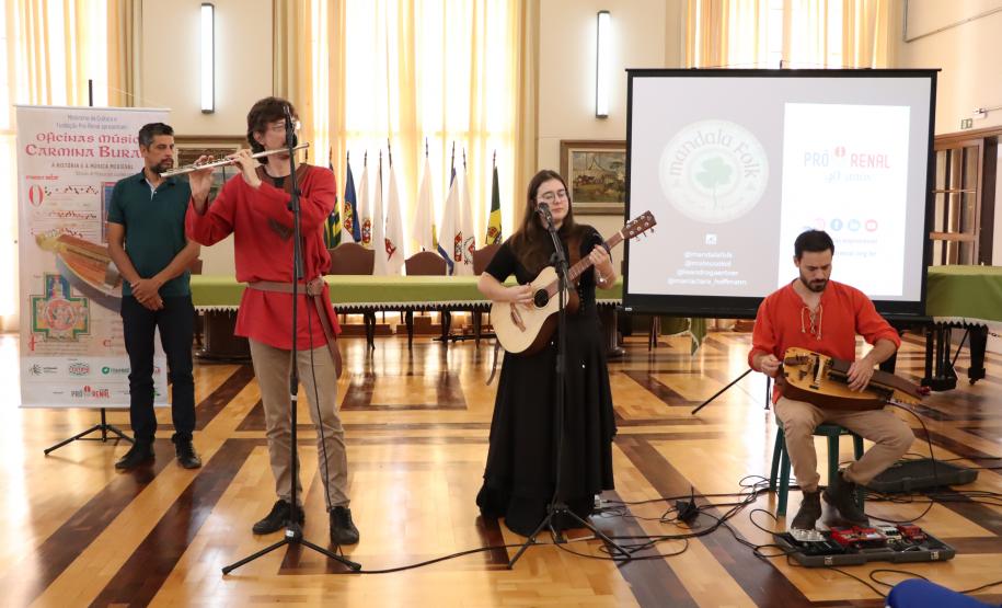 Músicos executam canções da Idade Média
