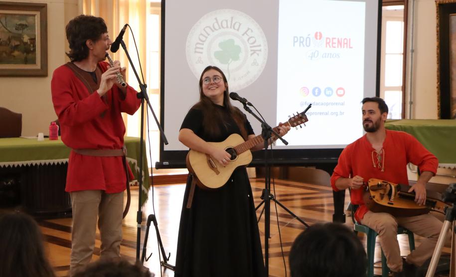 Músicos executam canções da Idade Média