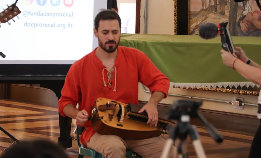 Músicos executam canções da Idade Média