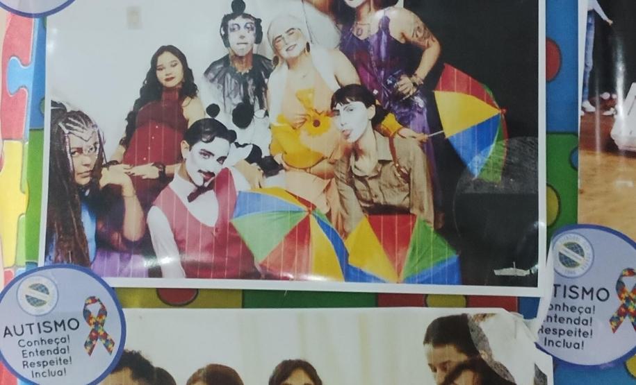 Painéis com fotos e desenhos, de estudantes com TEA