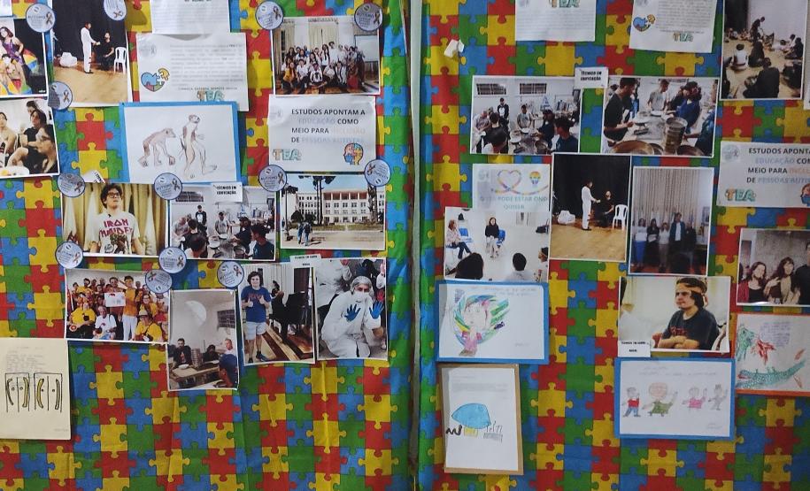 Painéis com fotos e desenhos, de estudantes com TEA