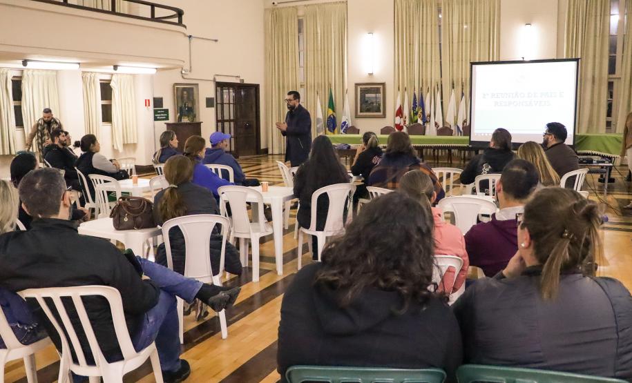 Pais e responsáveis dos/as estudantes do ensino médio noturno em reunião com direção e equipe pedagógica