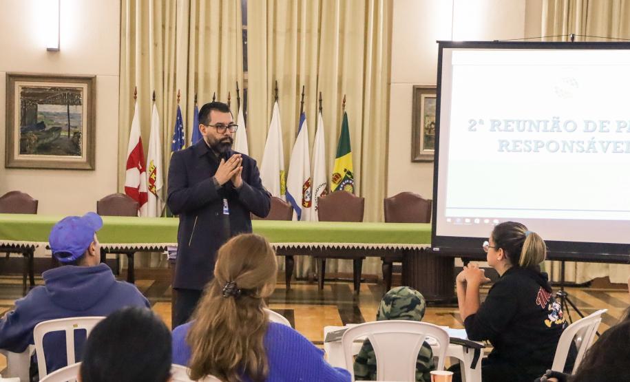 Pais e responsáveis dos/as estudantes do ensino médio noturno em reunião com direção e equipe pedagógica