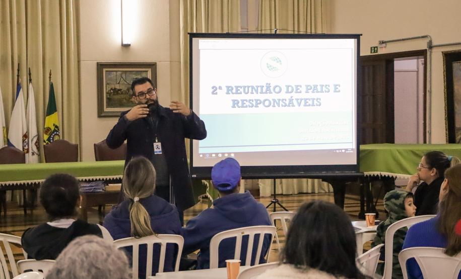 Pais e responsáveis dos/as estudantes do ensino médio noturno em reunião com direção e equipe pedagógica
