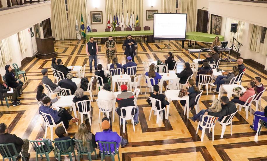 Pais e responsáveis dos/as estudantes do ensino médio noturno em reunião com direção e equipe pedagógica