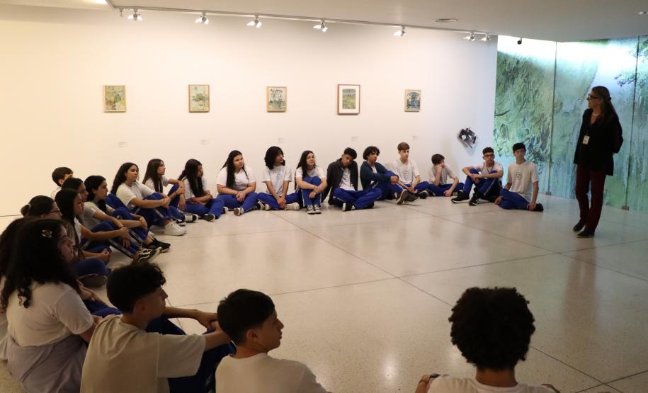Estudantes do ensino médio nas dependências do Museu Oscar Niemeyer