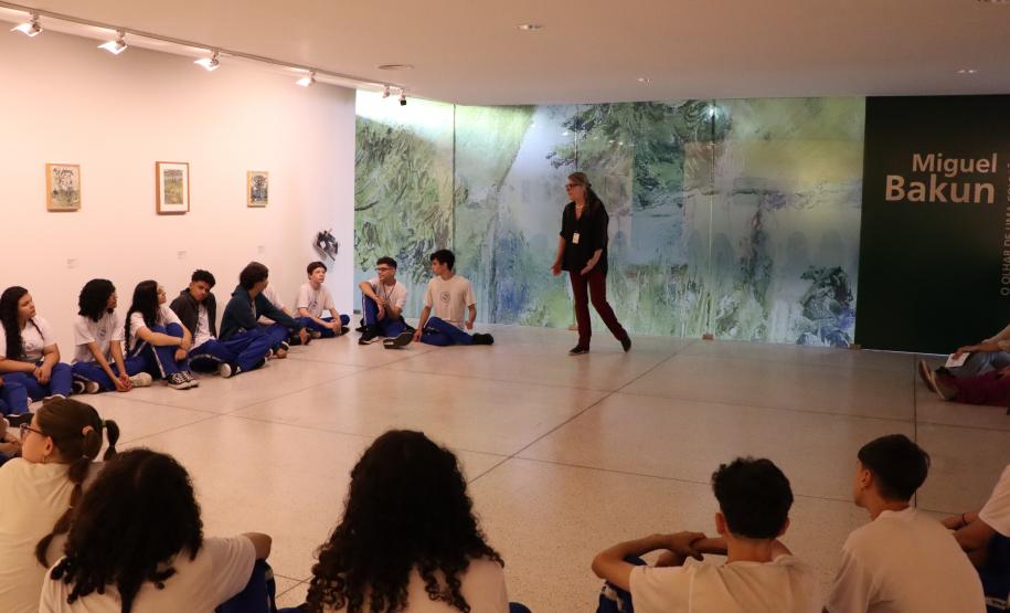 Estudantes do ensino médio nas dependências do Museu Oscar Niemeyer