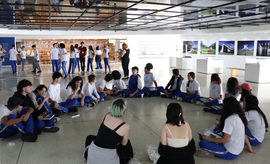 Estudantes do ensino médio nas dependências do Museu Oscar Niemeyer
