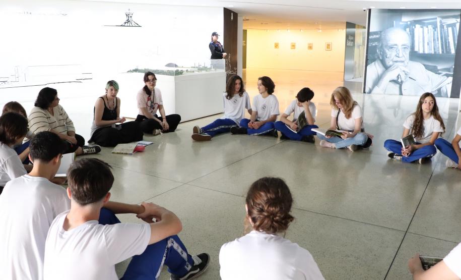 Estudantes do ensino médio nas dependências do Museu Oscar Niemeyer