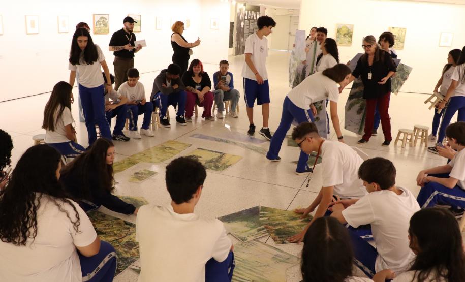 Estudantes do ensino médio nas dependências do Museu Oscar Niemeyer