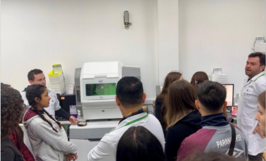 Estudantes em laboratório de prótese odontológica