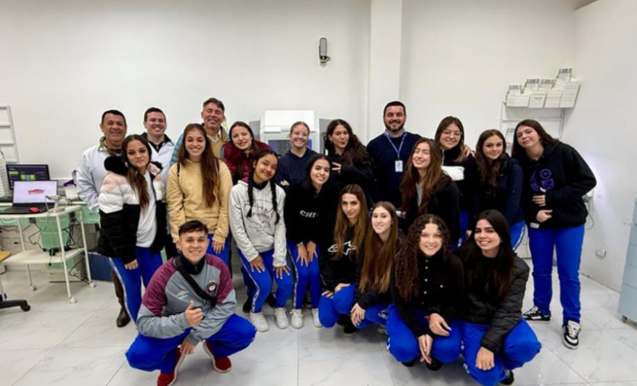 Estudantes em laboratório de prótese odontológica