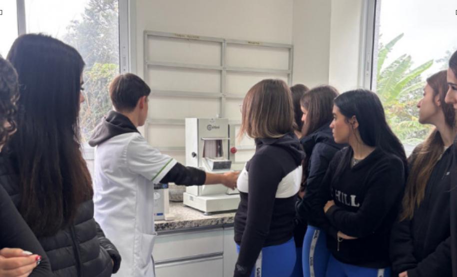 Estudantes em laboratório de prótese odontológica