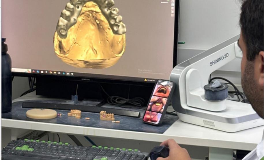 Estudantes em laboratório de prótese odontológica