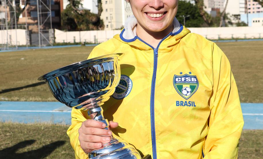 Equipe de futsal feminino é homenageada no campo do CEP