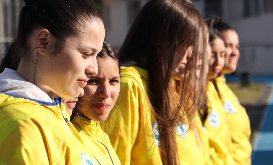 Equipe de futsal feminino é homenageada no campo do CEP