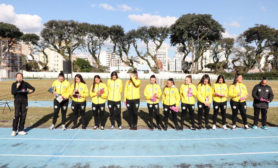 Equipe de futsal feminino é homenageada no campo do CEP