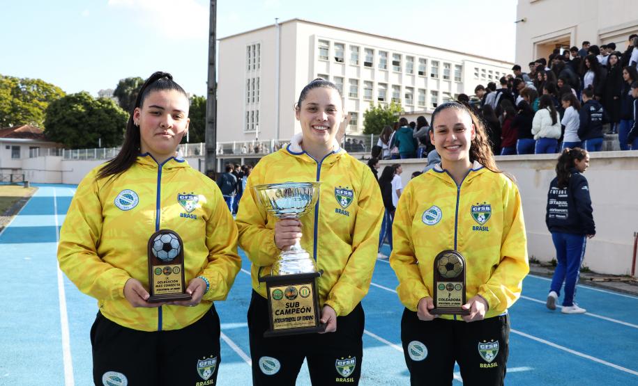 Equipe de futsal feminino é homenageada no campo do CEP