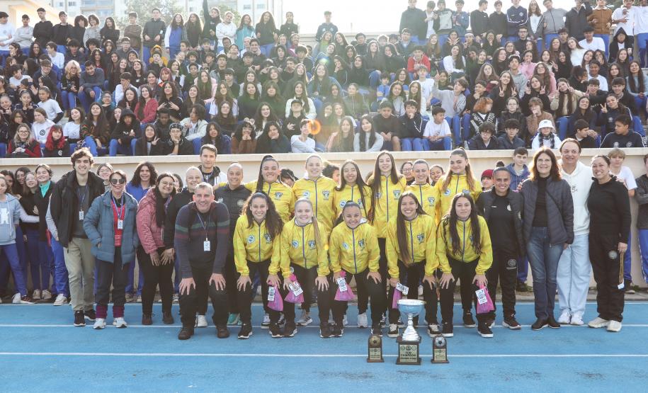 Equipe de futsal feminino é homenageada no campo do CEP