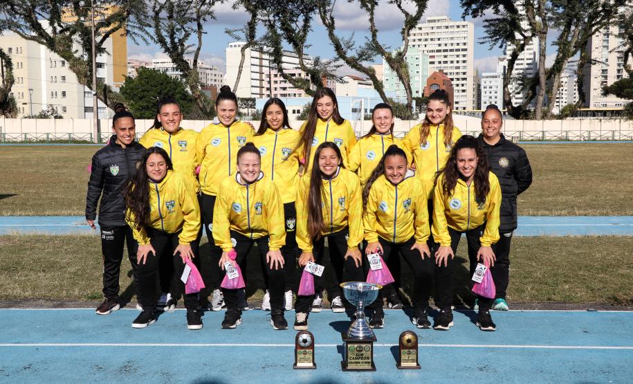 Equipe de futsal feminino é homenageada no campo do CEP