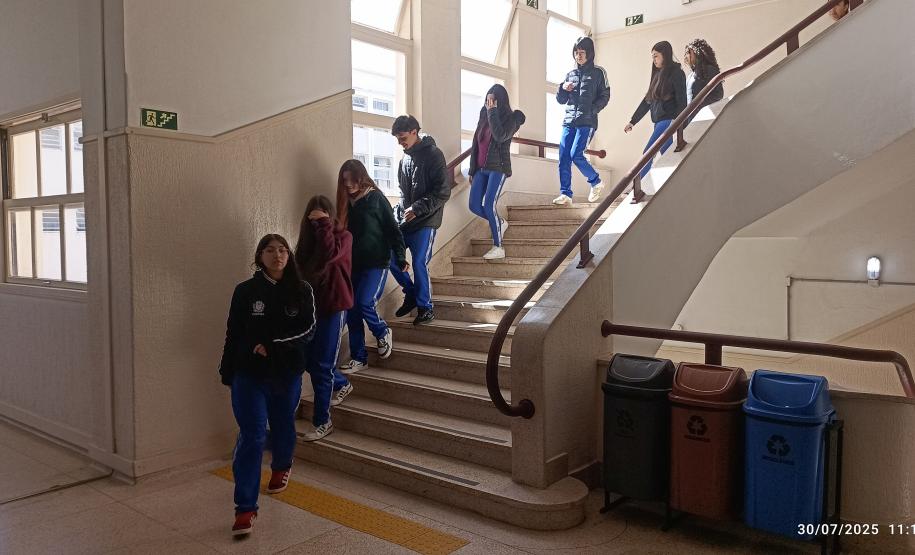 Estudantes no exercício "plano de abandono"