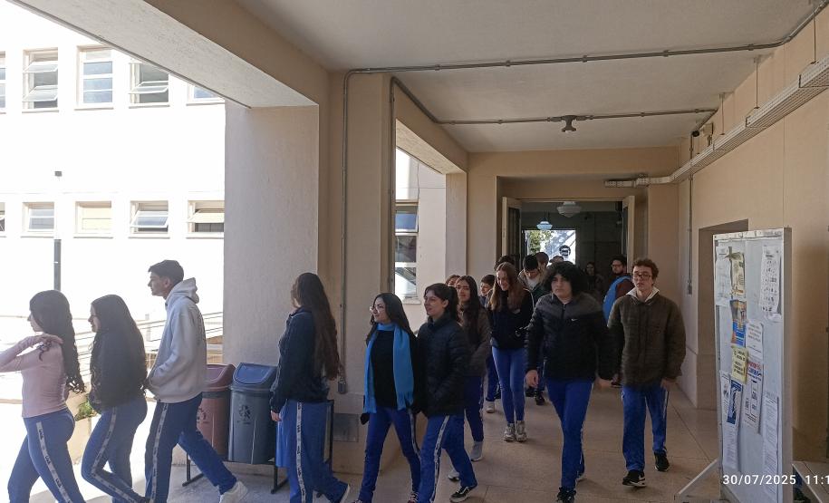 Estudantes no exercício "plano de abandono"