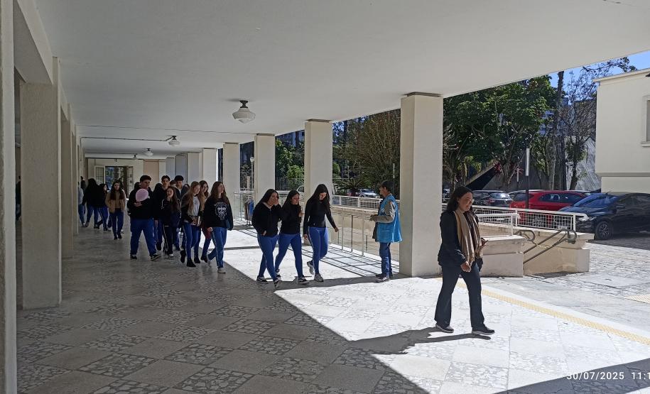 Estudantes no exercício "plano de abandono"