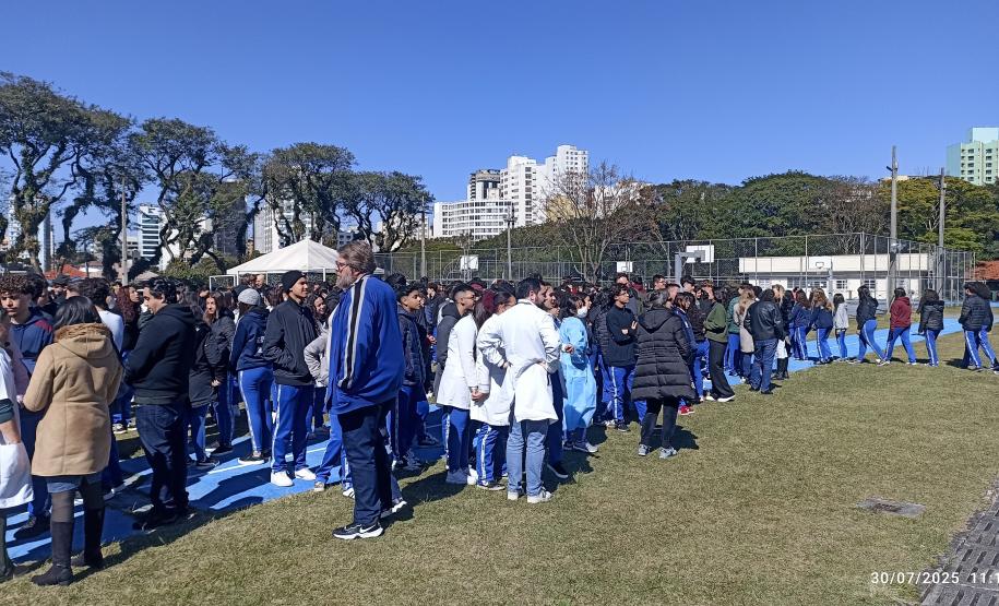Estudantes no exercício "plano de abandono"