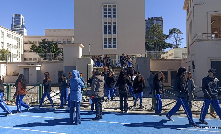 Estudantes no exercício "plano de abandono"