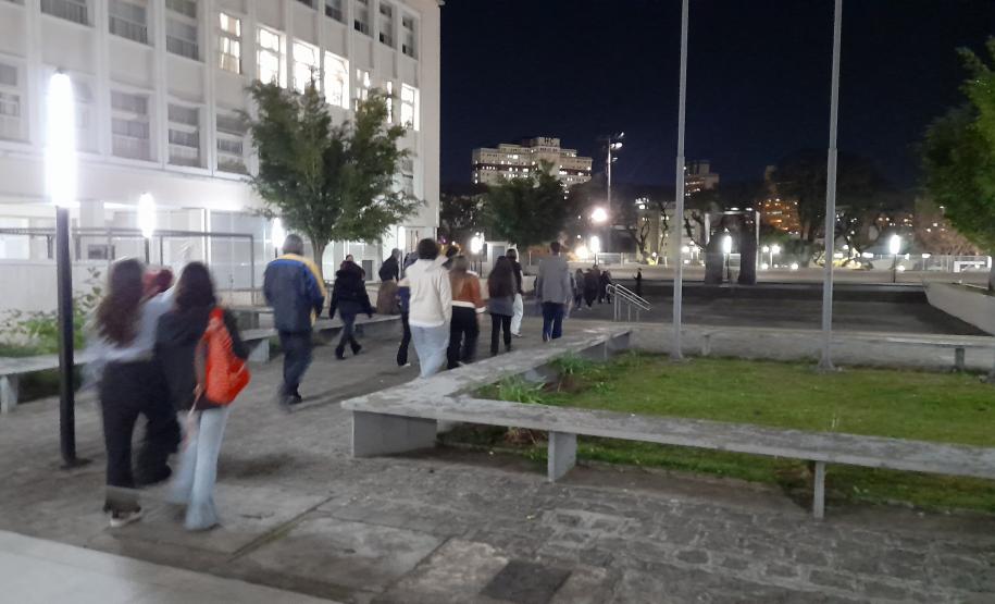 Estudantes no exercício "plano de abandono"