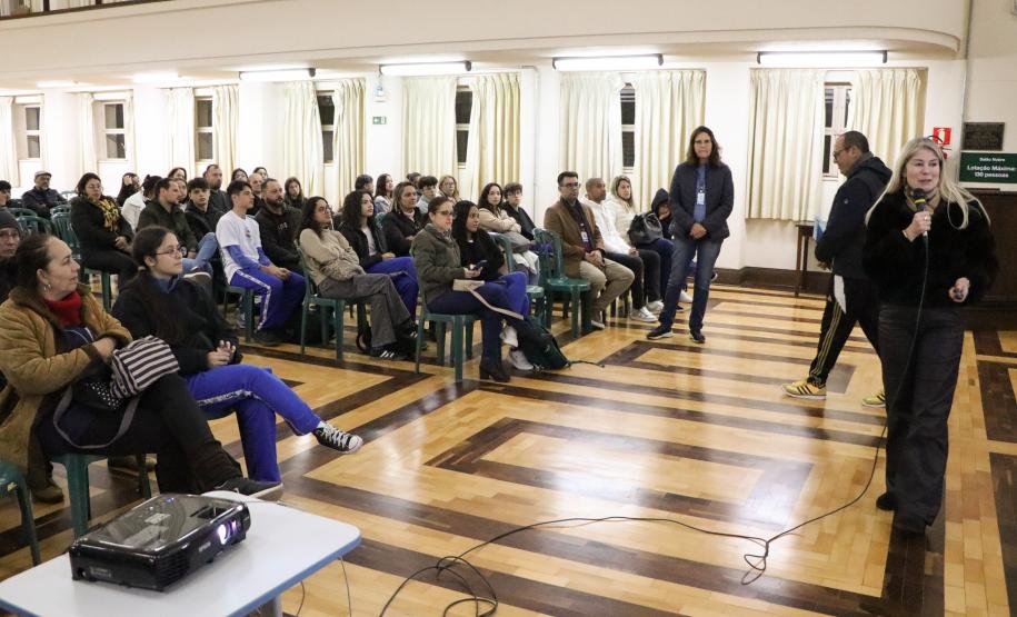 Direção e mães, pais e responsáveis em reunião no Salão Nobre