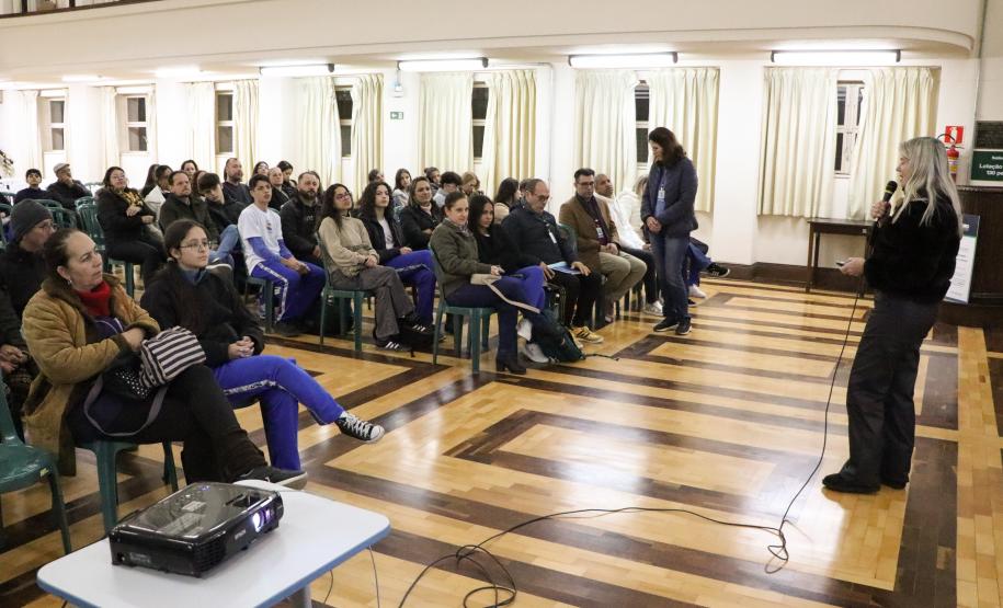 Direção e mães, pais e responsáveis em reunião no Salão Nobre