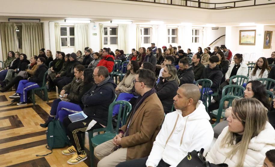 Direção e mães, pais e responsáveis em reunião no Salão Nobre