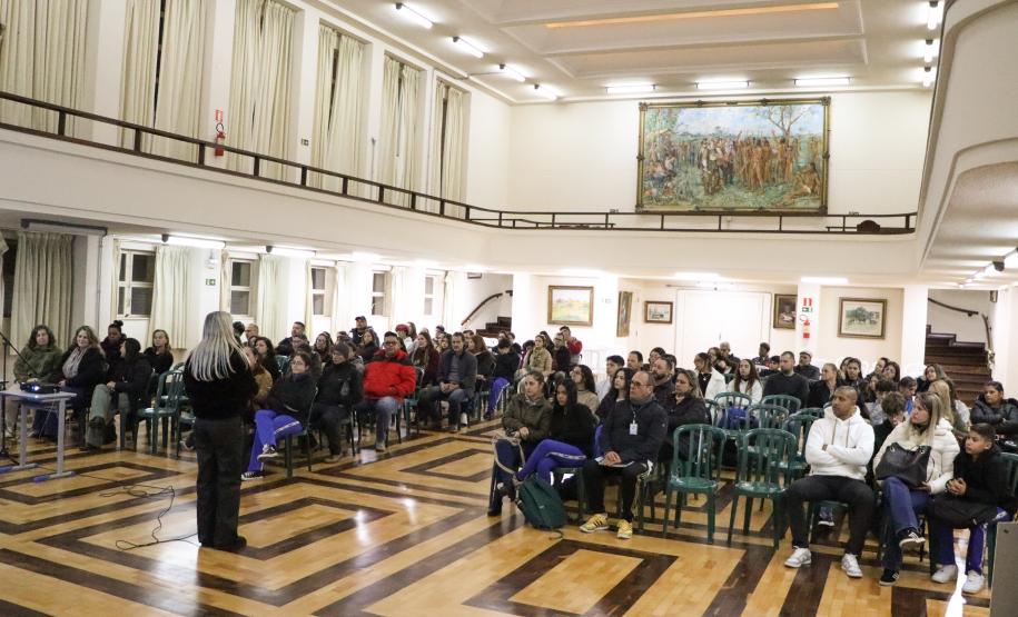 Direção e mães, pais e responsáveis em reunião no Salão Nobre