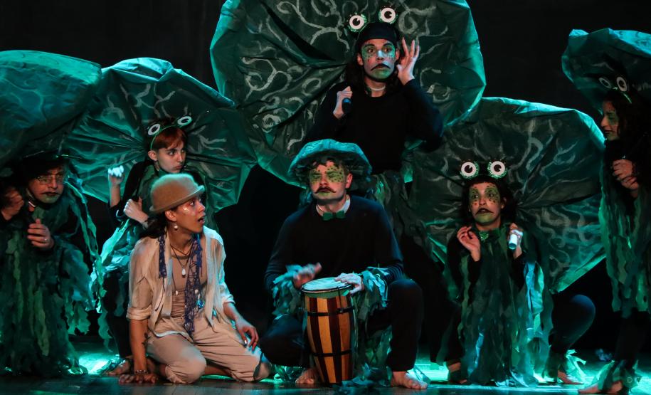 Cenas da peça Ari Areia