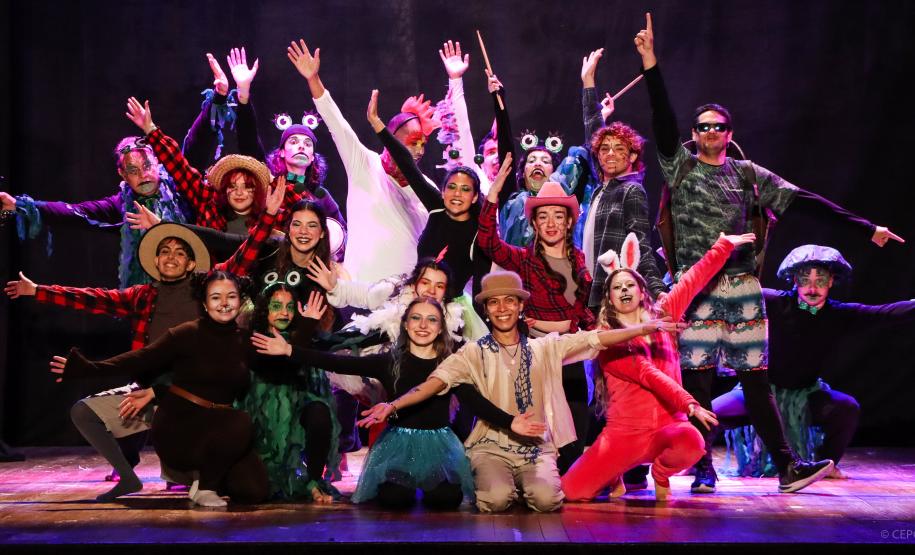 Cenas da peça Ari Areia