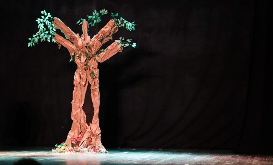 Cenas da peça Ari Areia