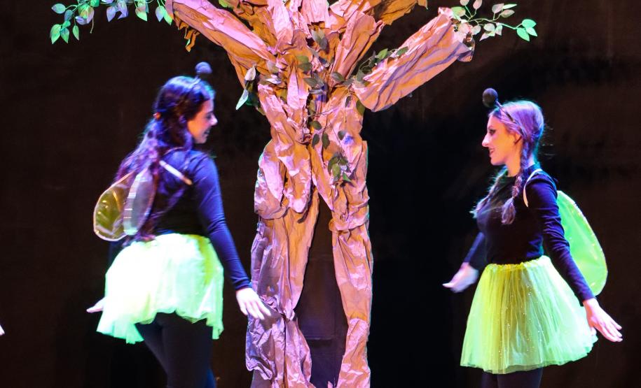 Cenas da peça Ari Areia