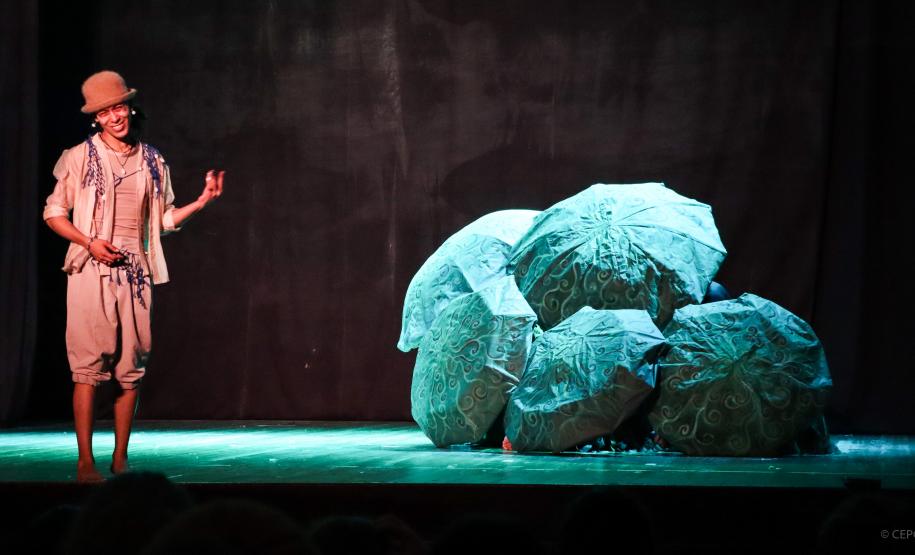 Cenas da peça Ari Areia