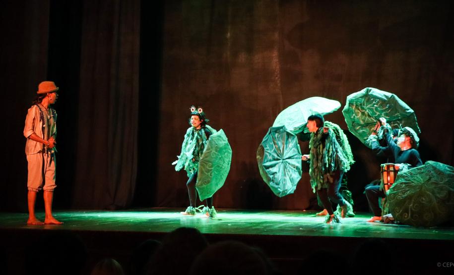 Cenas da peça Ari Areia