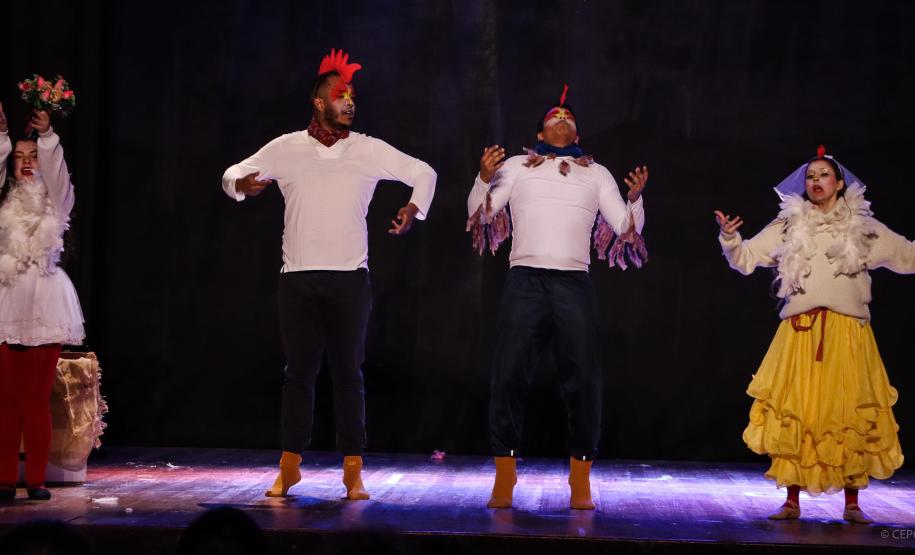 Cenas da peça Ari Areia