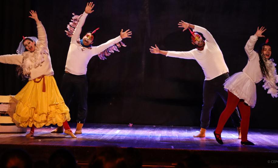 Cenas da peça Ari Areia