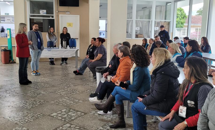 Café entre funcionários e funcionárias