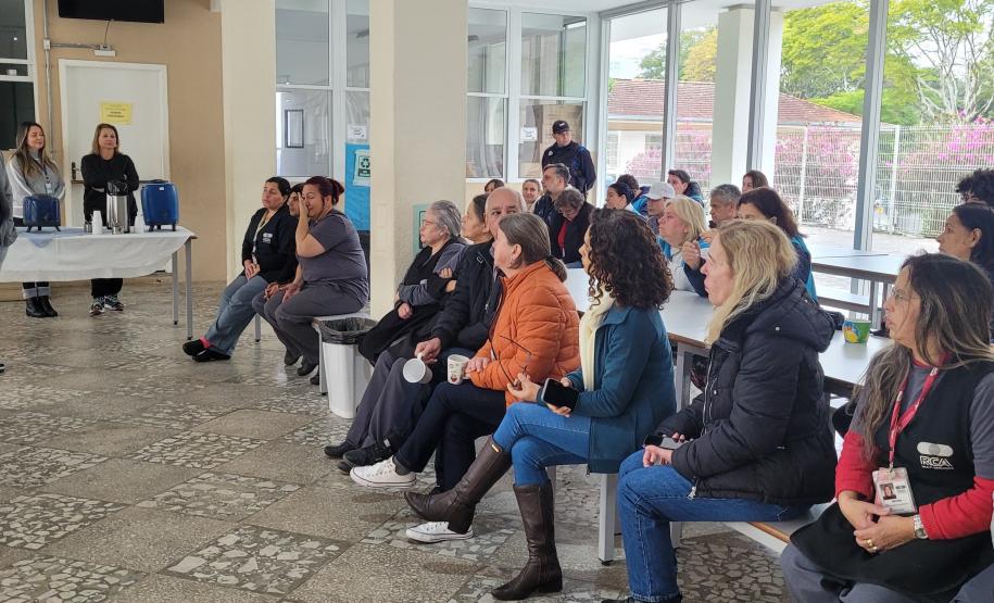 Café entre funcionários e funcionárias