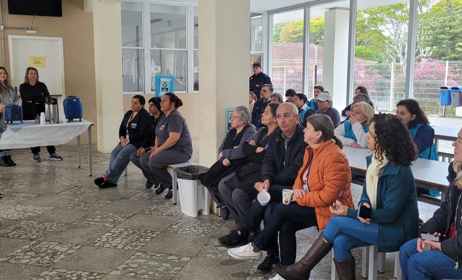 Café entre funcionários e funcionárias