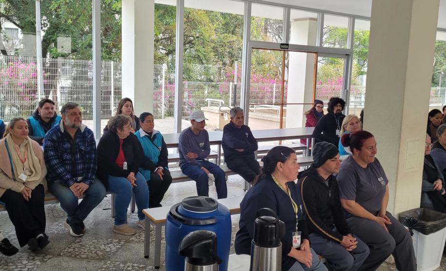 Café entre funcionários e funcionárias