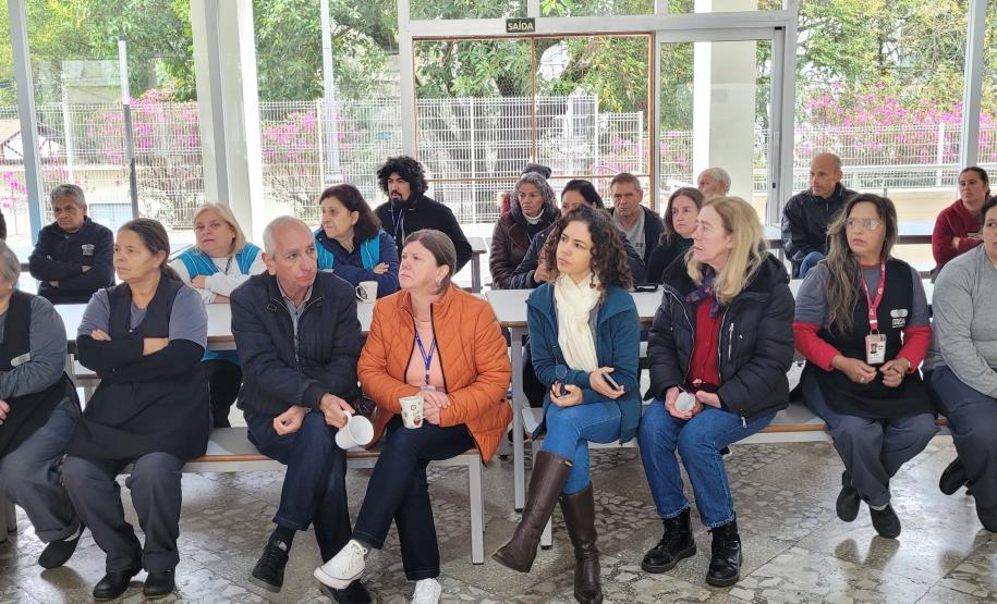 Café entre funcionários e funcionárias